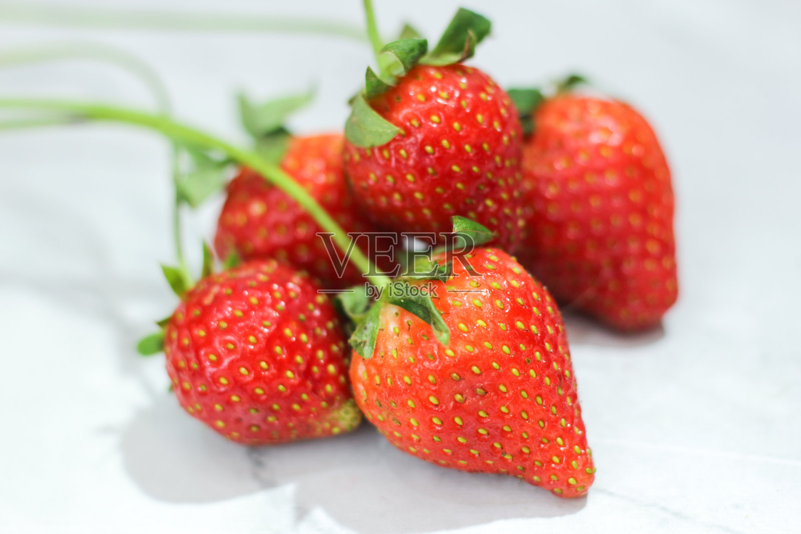 白底鲜红草莓。孤立。副本的空间。照片摄影图片