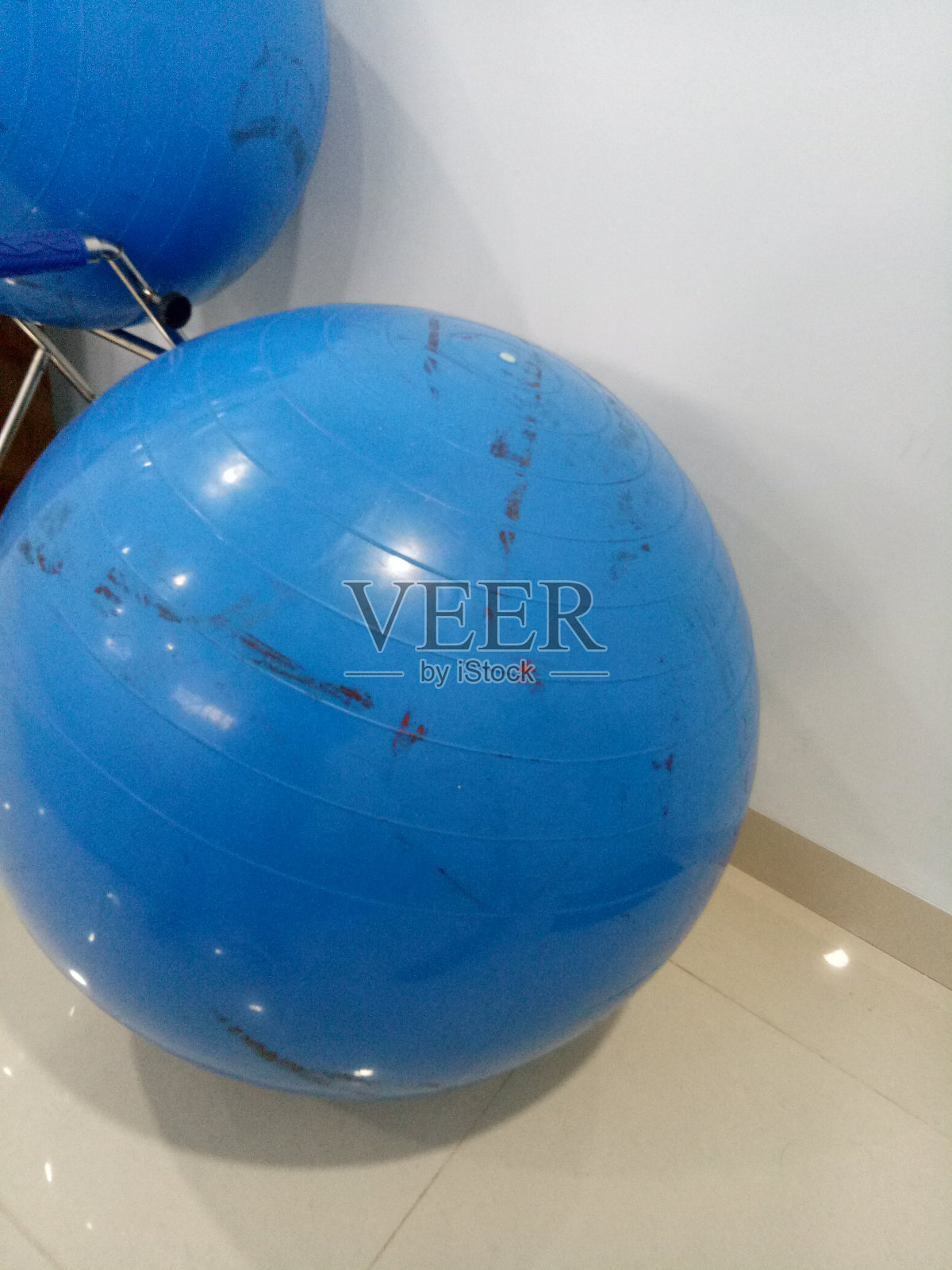 房间角落里有一个蓝色的健身球照片摄影图片