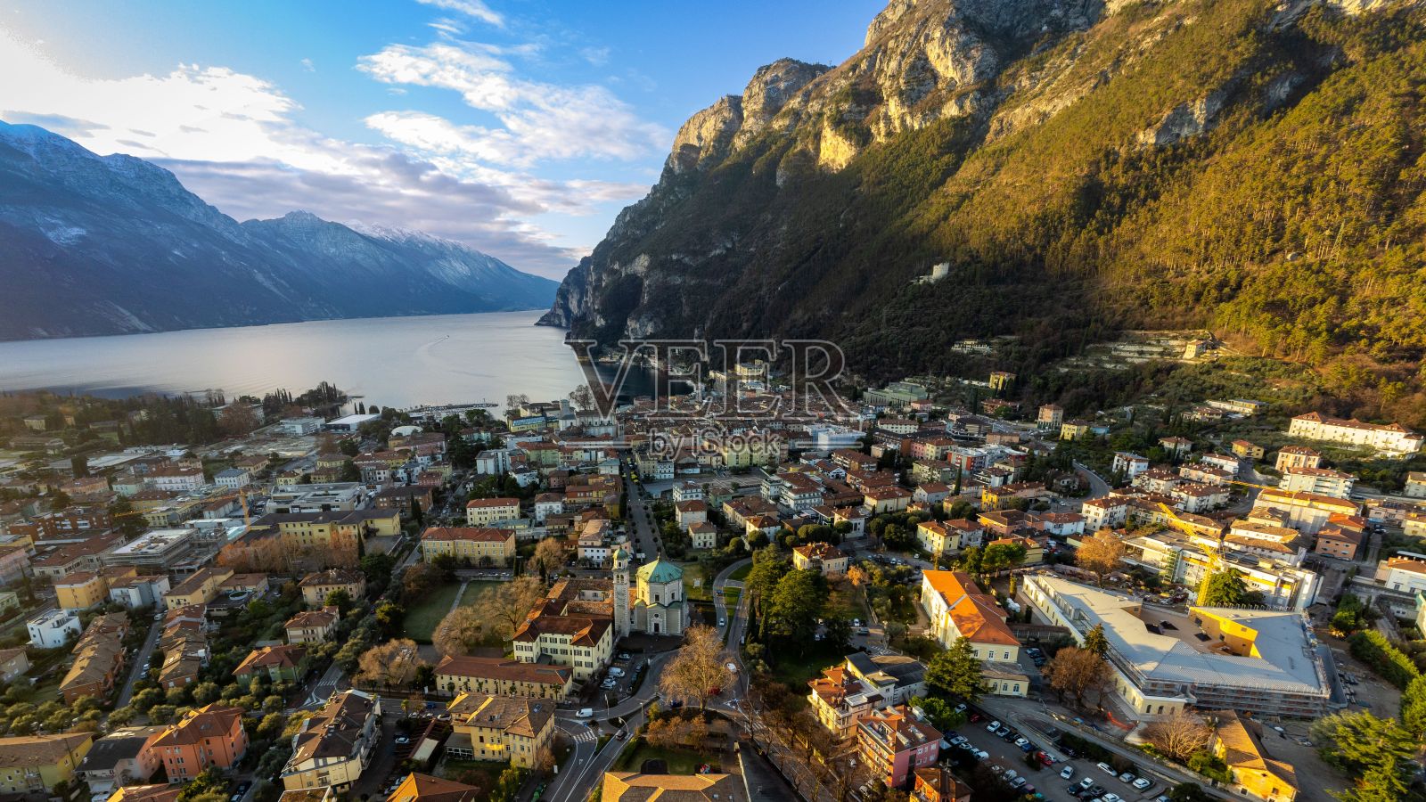 加达河畔特伦蒂诺镇的鸟瞰图照片摄影图片