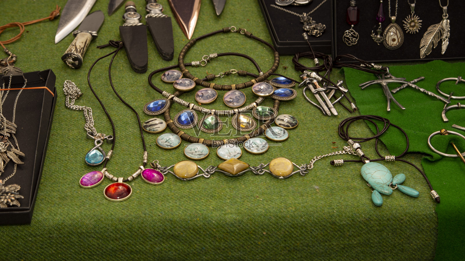 很多自制的项链。照片摄影图片