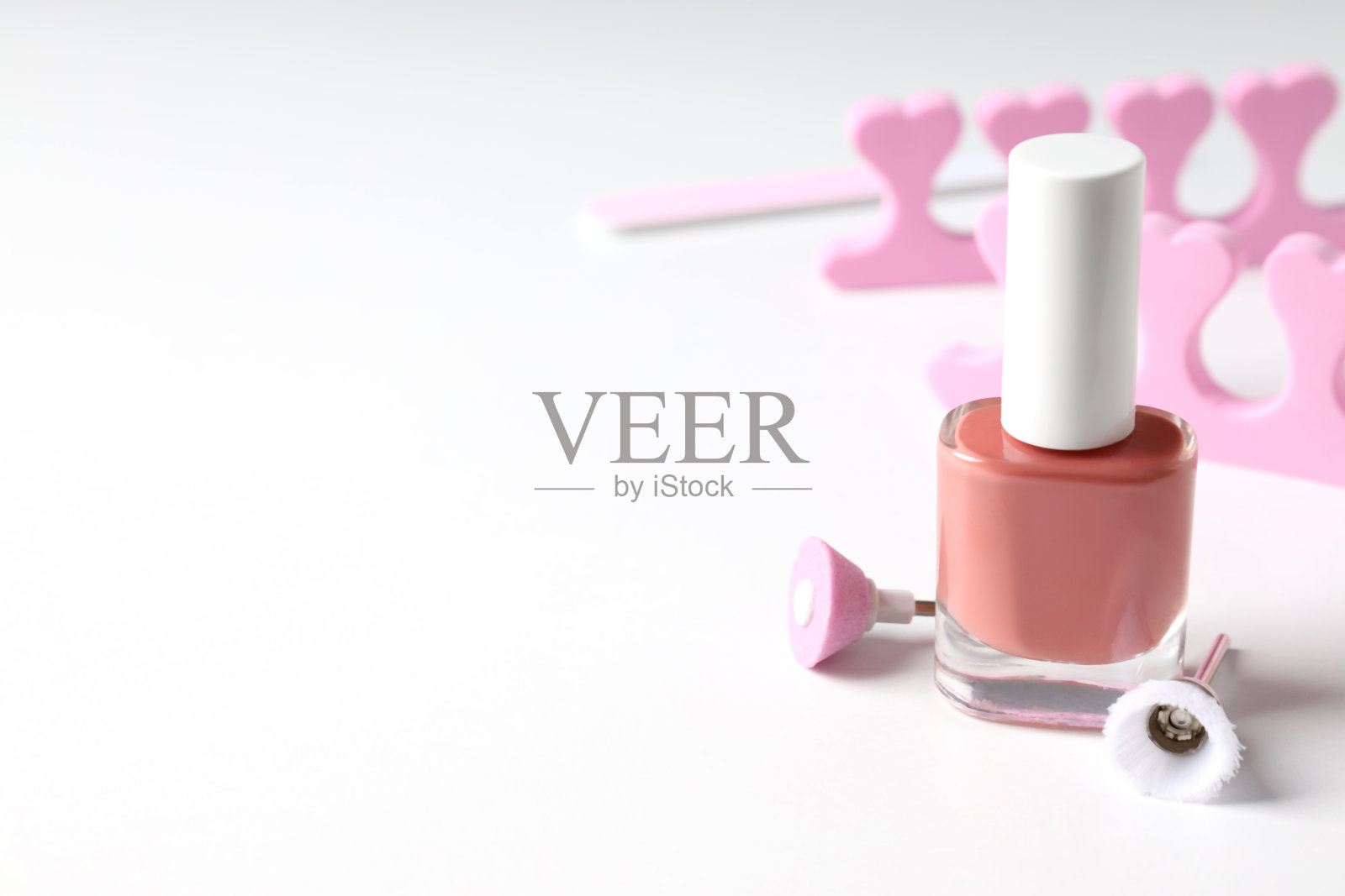 指甲护理的概念与美甲配件在白色的背景照片摄影图片