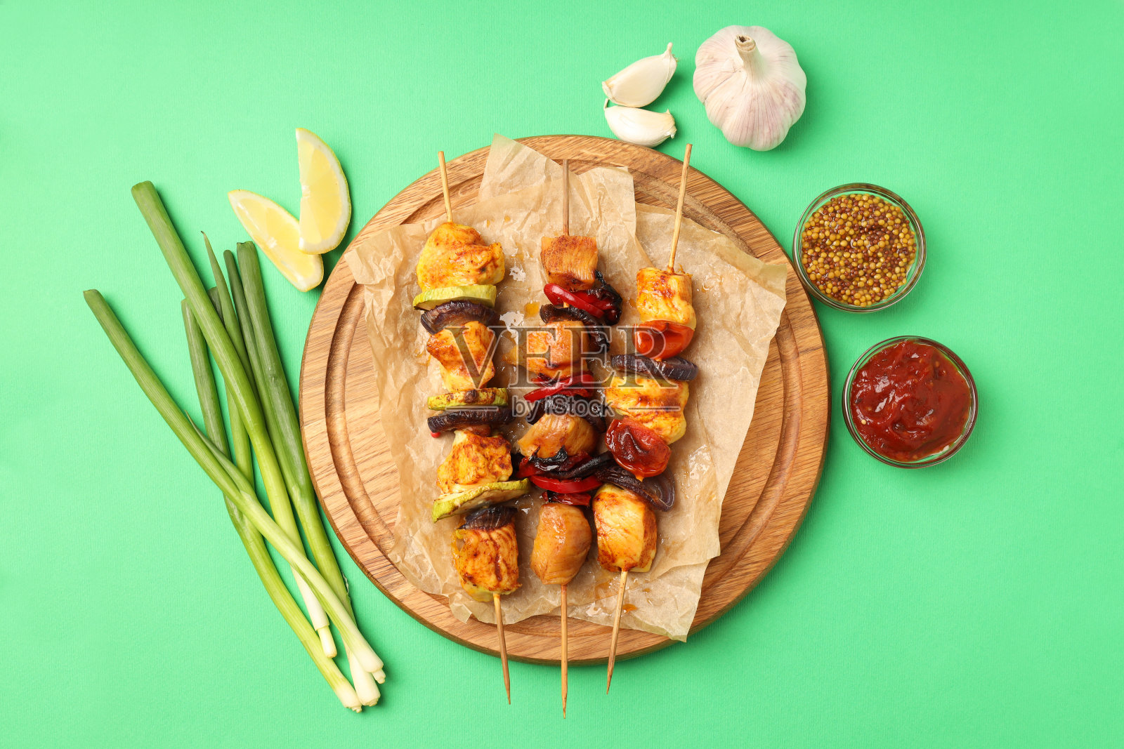 绿色背景上的鸡肉串，美味食物的概念照片摄影图片