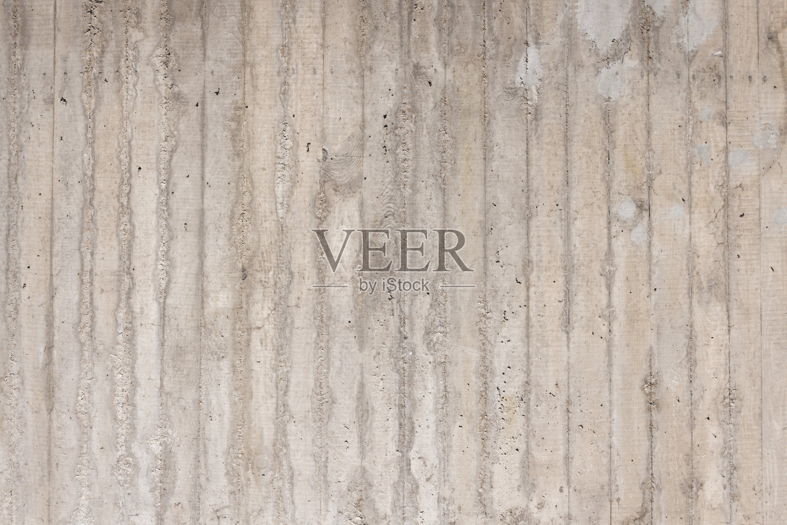 清水面混凝土墙与垂直木衬里印痕照片摄影图片