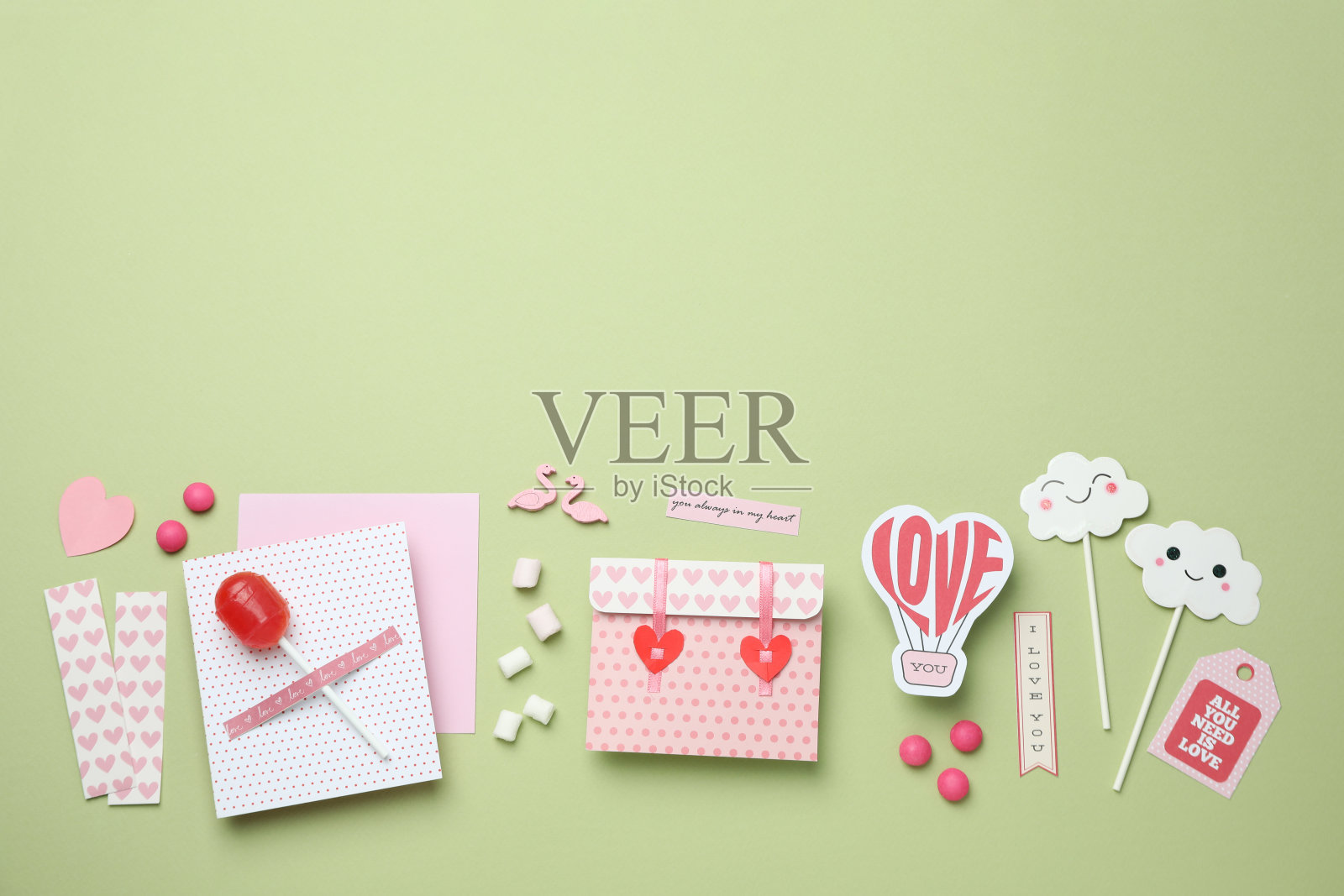 情人节饰品绿色背景，俯视图照片摄影图片