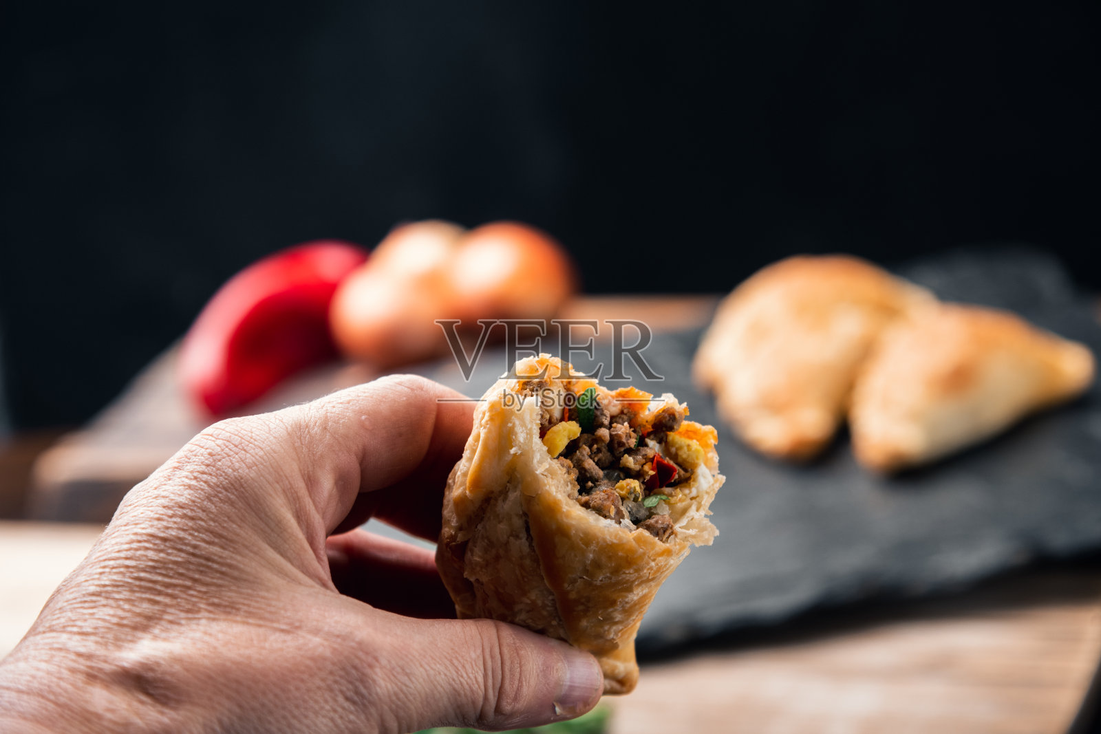 地道美味：捕捉阿根廷传统肉馅卷饼的精华照片摄影图片