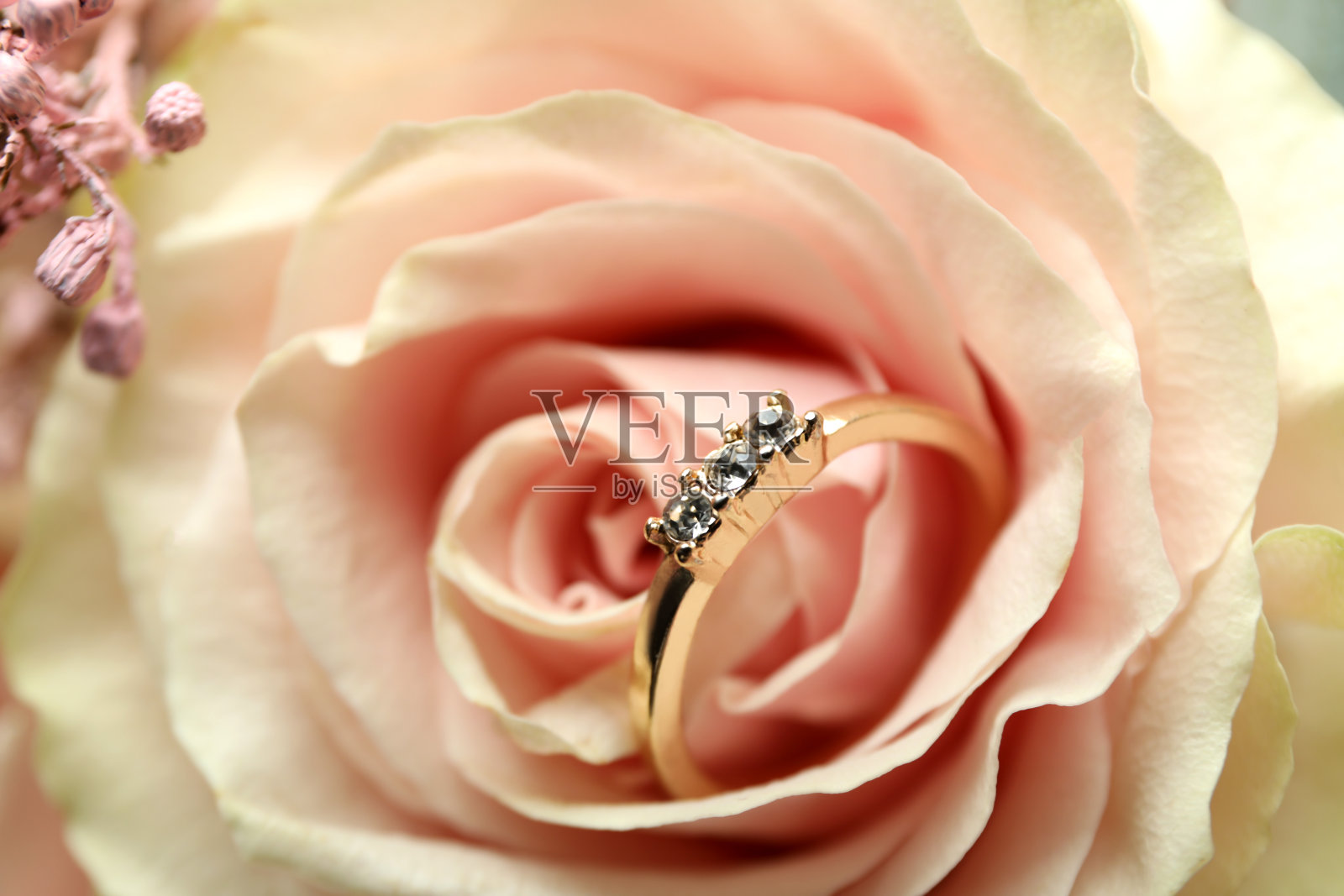 美丽的婚礼花束和结婚戒指，近距离照片摄影图片