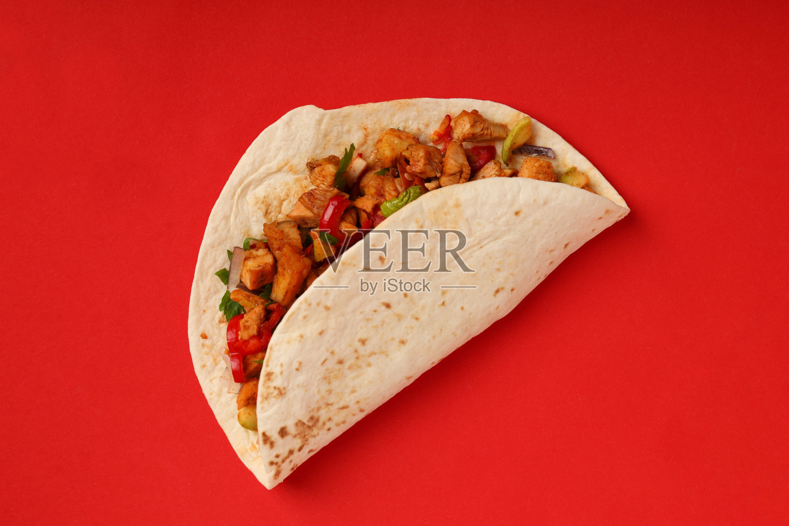 红色背景上美味的墨西哥卷饼，特写照片摄影图片