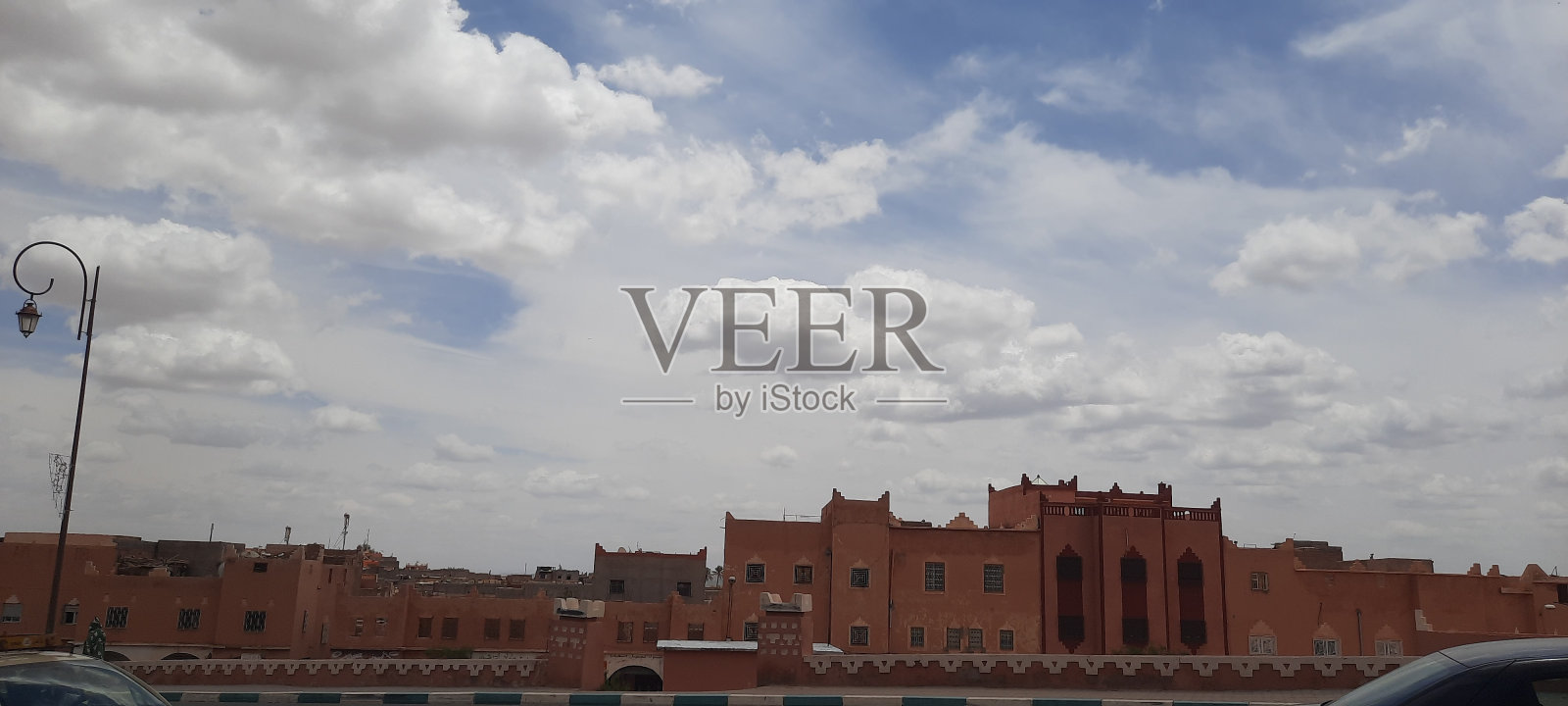 在晴朗的日子里，白云点缀着蓝天的壮丽景色。照片摄影图片