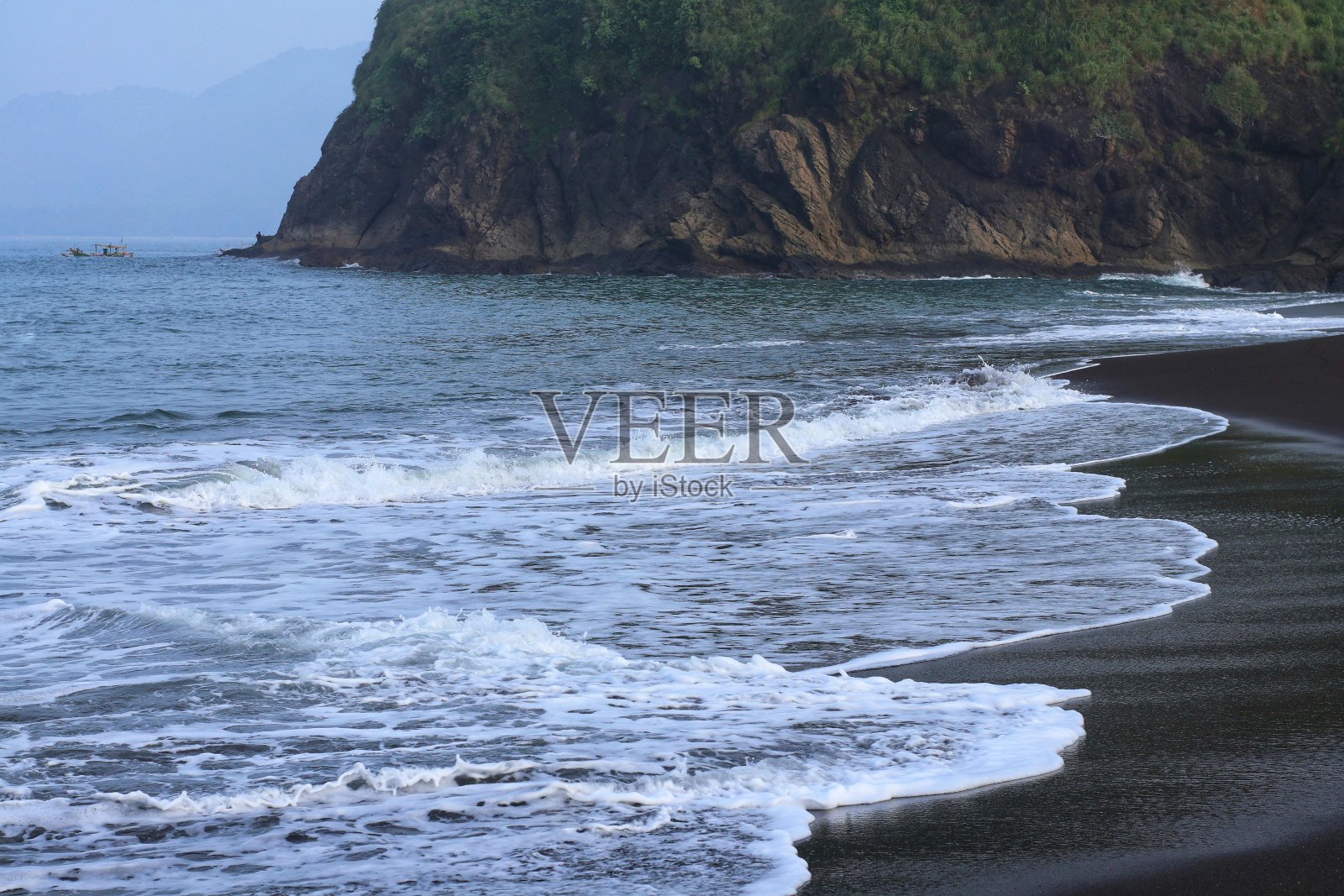 海滩上的海浪照片摄影图片