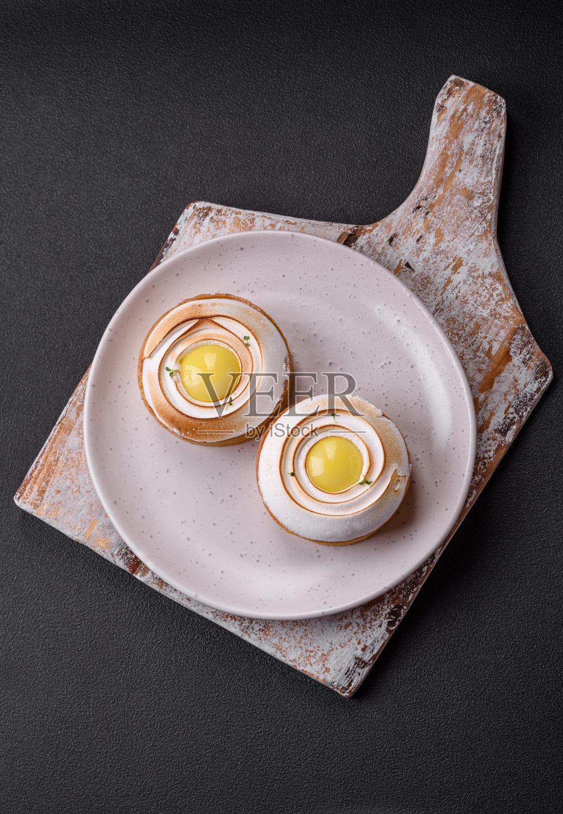 美味的果馅饼配柑橘馅和核桃奶油照片摄影图片