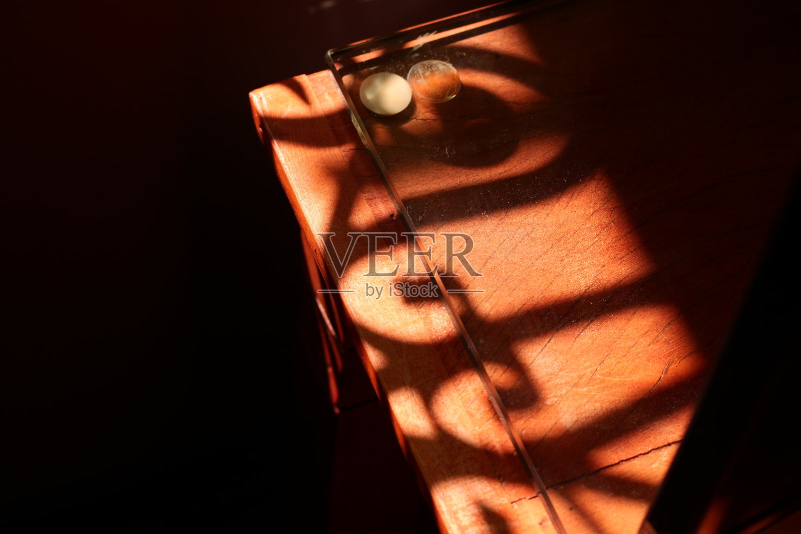 阳光制作的木制家具上的阿拉伯花阴影照片摄影图片