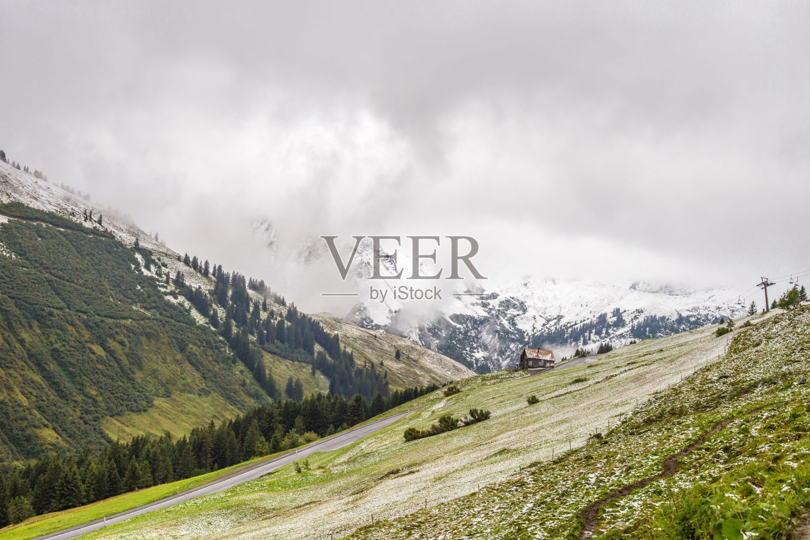 这张美丽的照片拍摄的是奥地利福拉尔贝格雪山附近的绿色山丘照片摄影图片