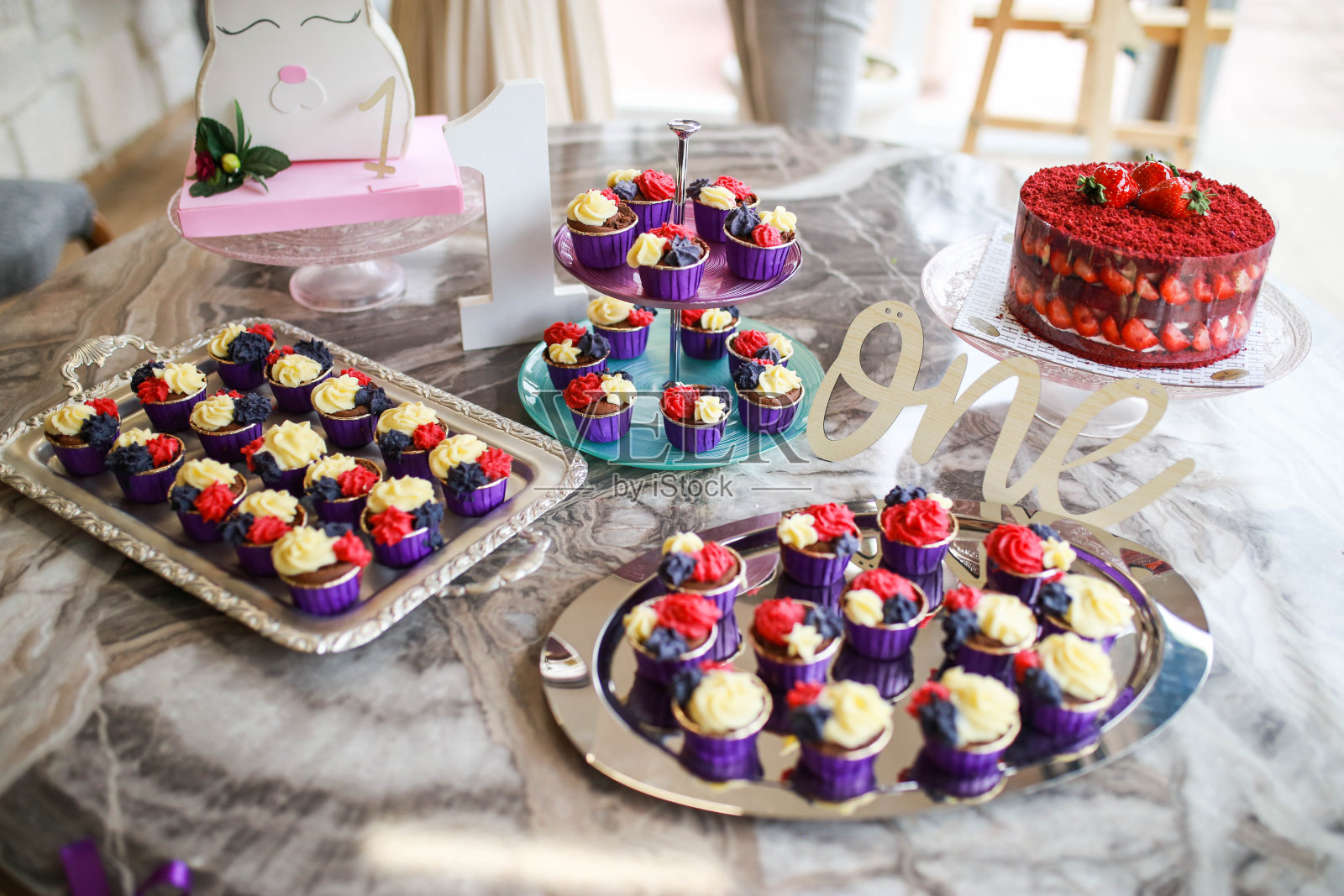 一岁生日纸杯蛋糕和生日蛋糕照片摄影图片