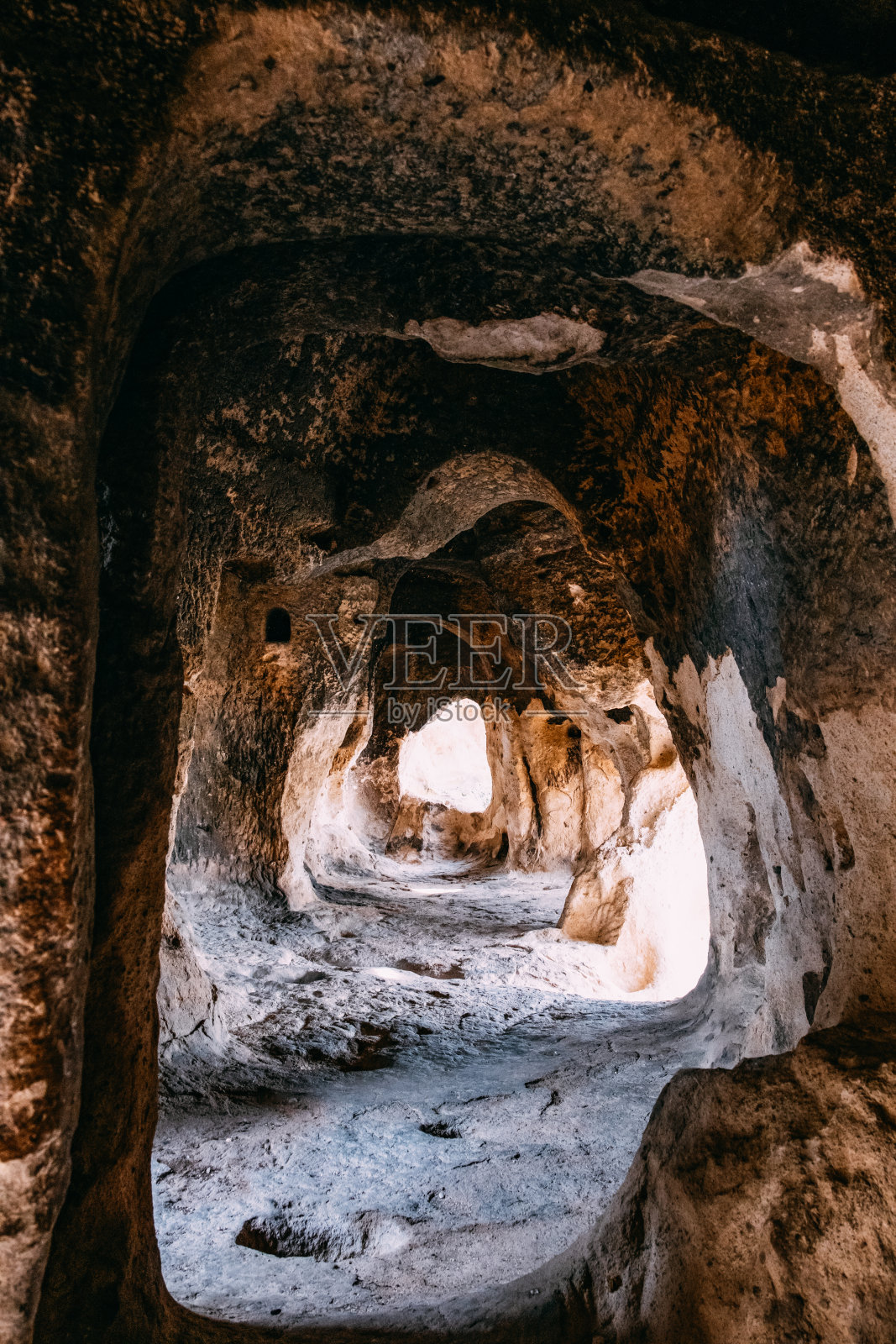 刻在岩石上的古老修道院照片摄影图片