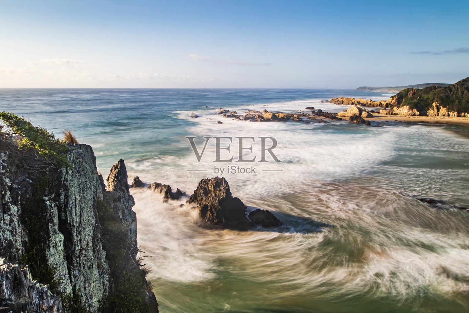 长时间曝光平滑的海浪翻滚到岩石海滩照片摄影图片