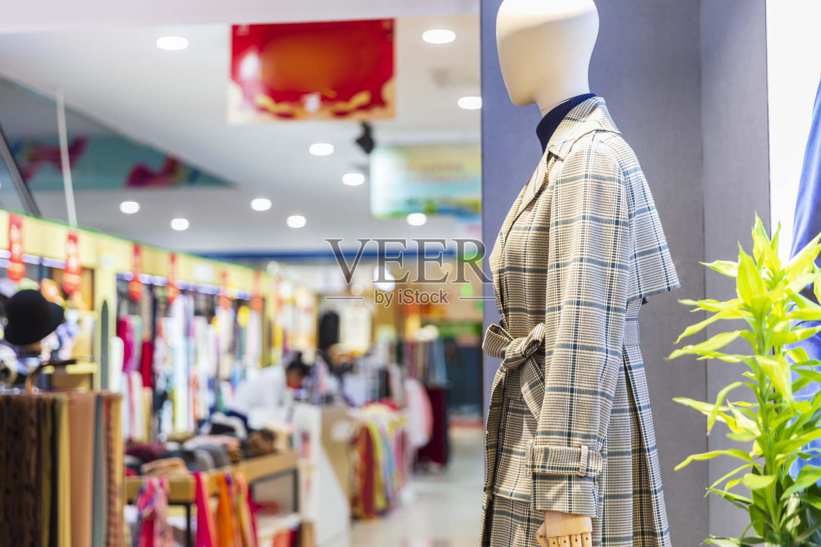 Fashion dresses in the mall照片摄影图片