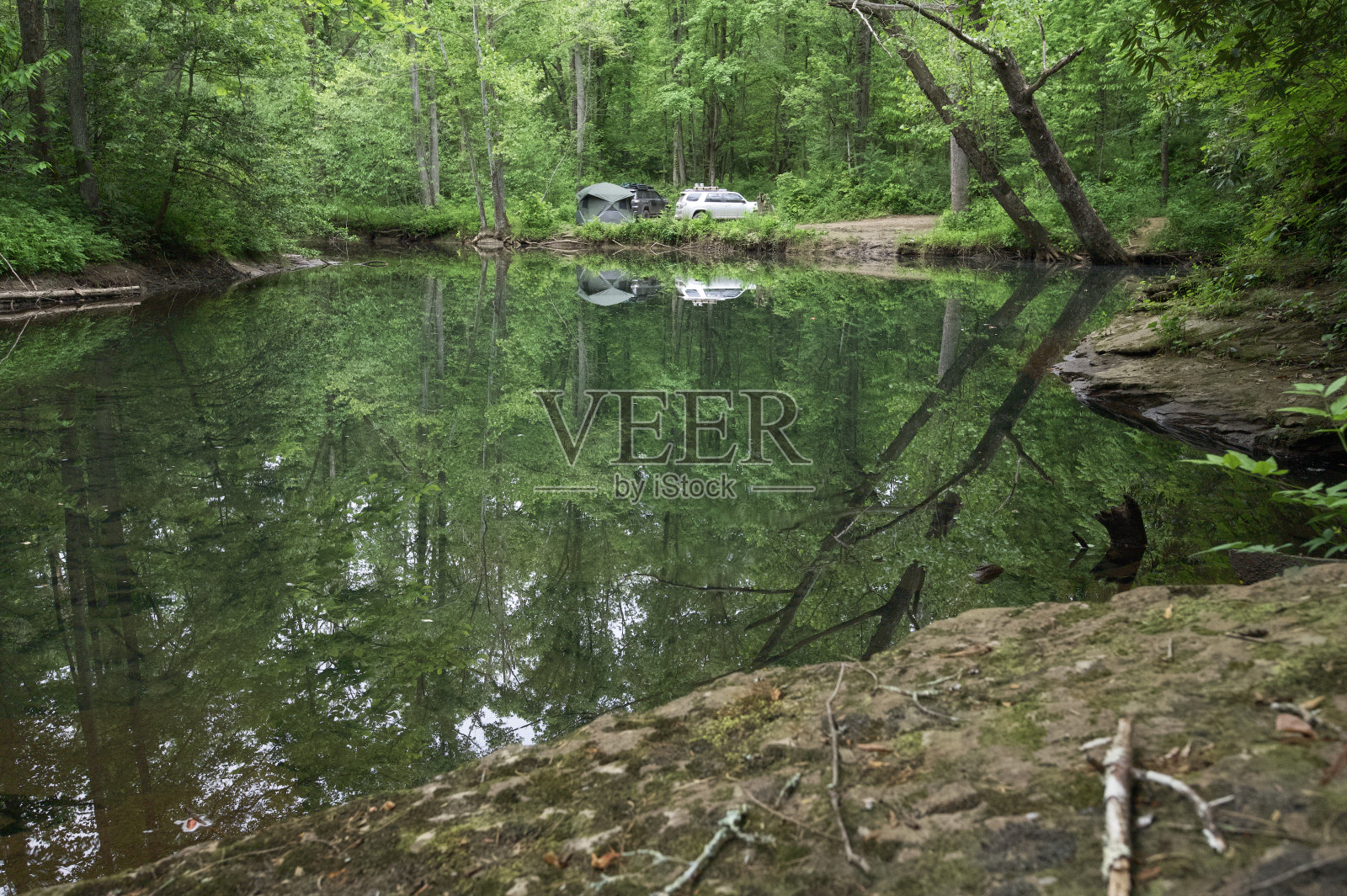 在平静的溪流旁登陆营地照片摄影图片