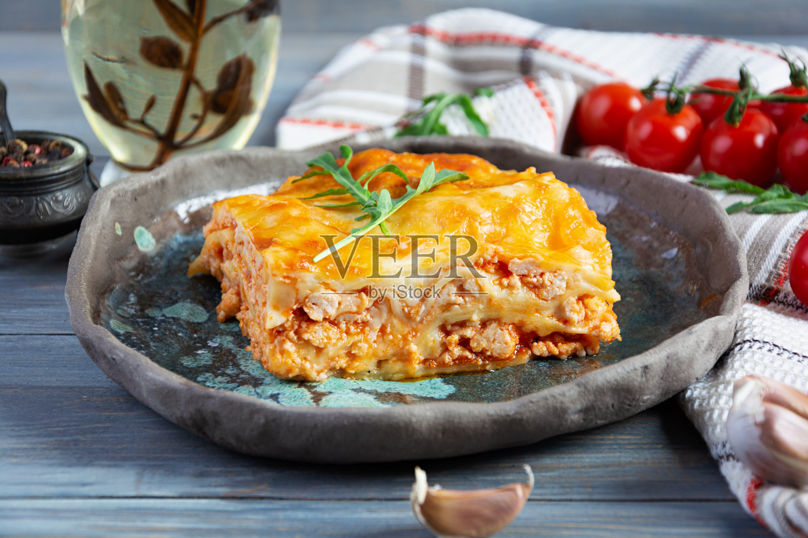 肉馅千层面配肉酱和白辣酱。经典的烤宽面条照片摄影图片