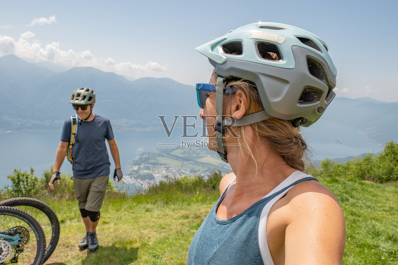 骑山地自行车的夫妇在山脊上放松照片摄影图片
