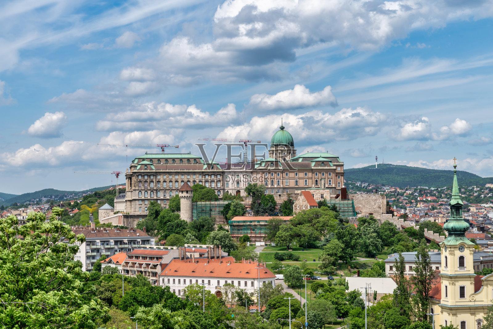 布达佩斯:多瑙河沿岸充满活力的城市景观照片摄影图片