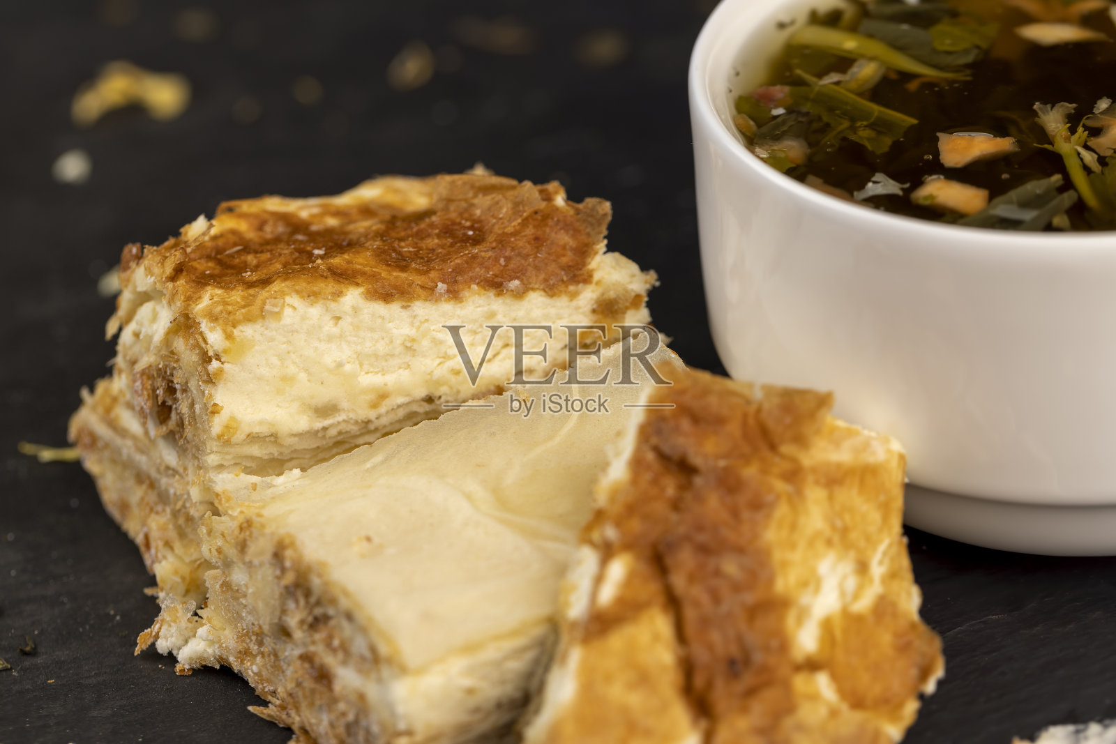 多层蛋糕使用大量的甜奶油照片摄影图片