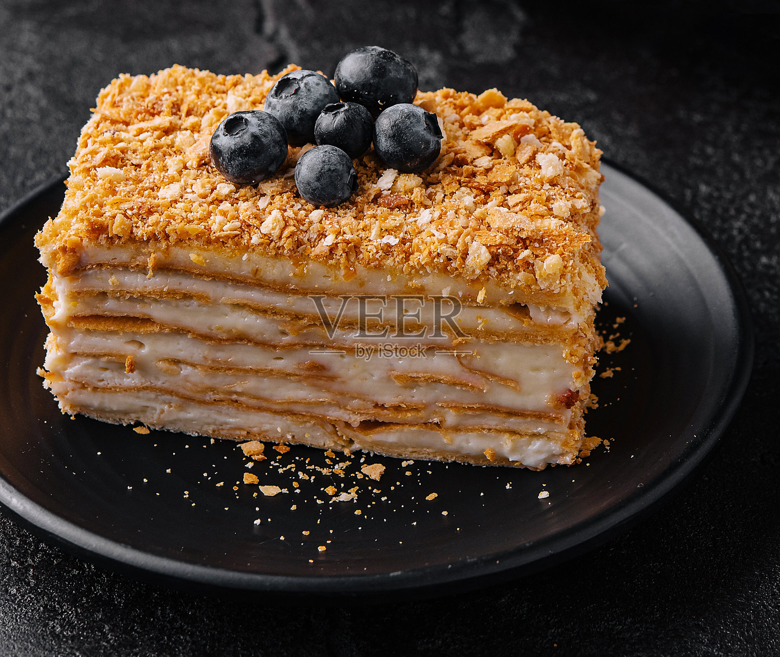 拿破仑蛋糕配蓝莓和茶杯照片摄影图片