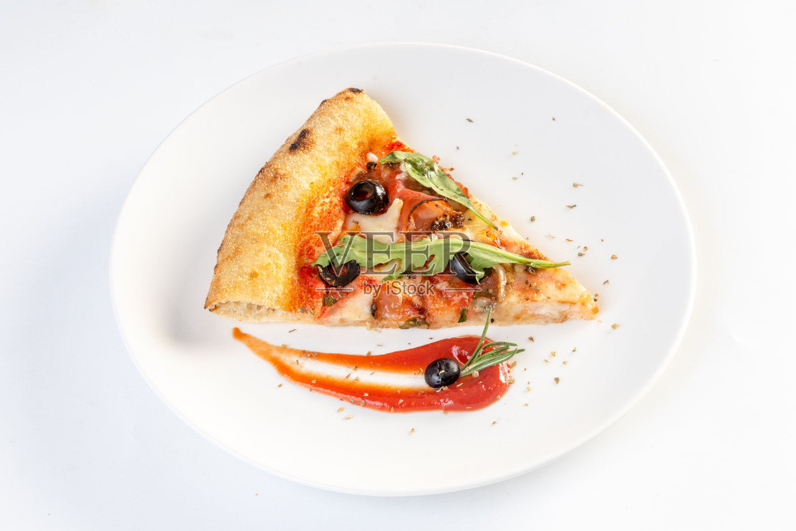 自制披萨上面有黑森林火腿，西红柿，香料，黑橄榄，在白色的背景上照片摄影图片