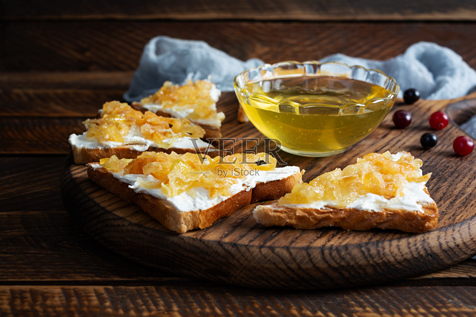 烤面包配焦糖洋葱和蜂蜜。烤面包点心照片摄影图片