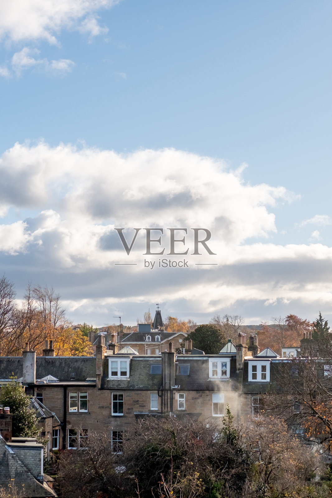 大厦的景色，春天的树木。英国爱丁堡照片摄影图片