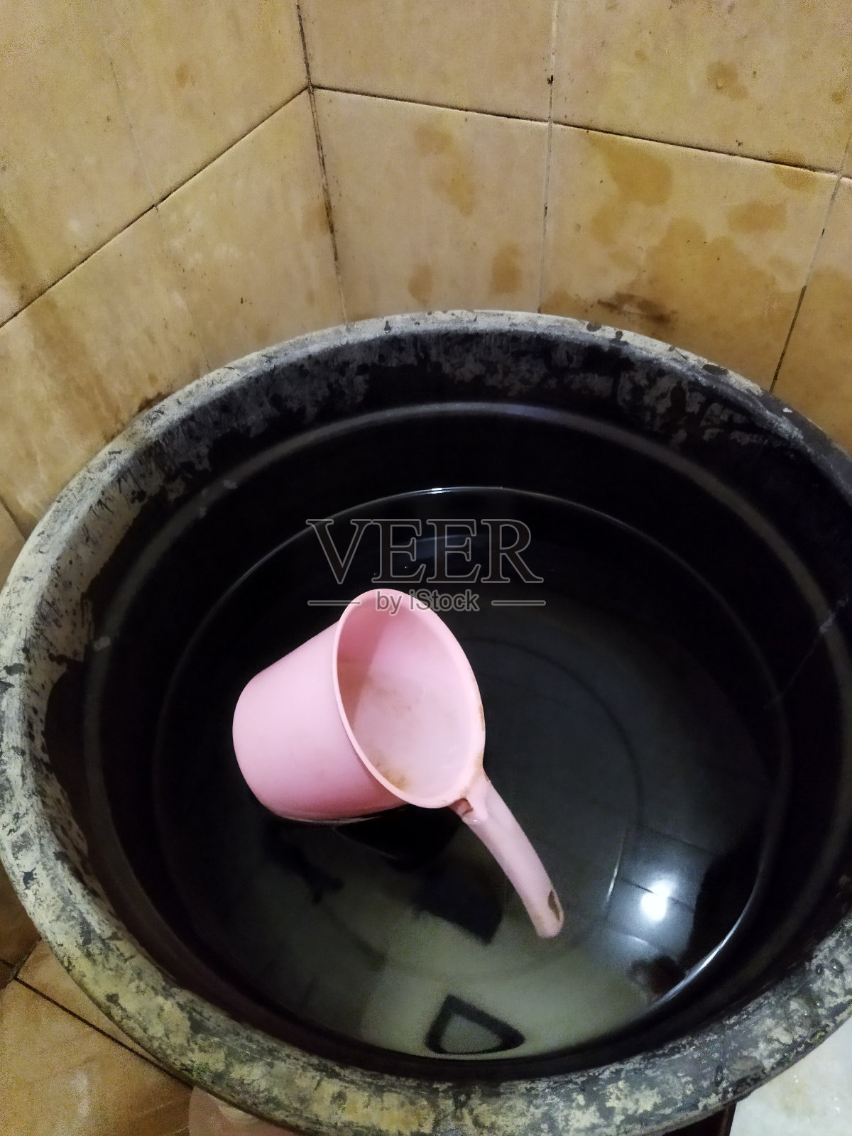 一张用来洗澡的浴缸的照片照片摄影图片