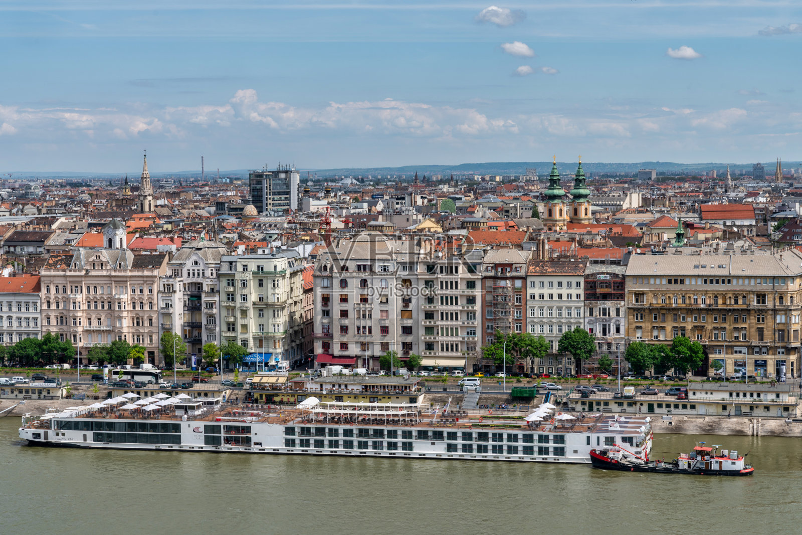 布达佩斯:多瑙河沿岸充满活力的城市景观照片摄影图片