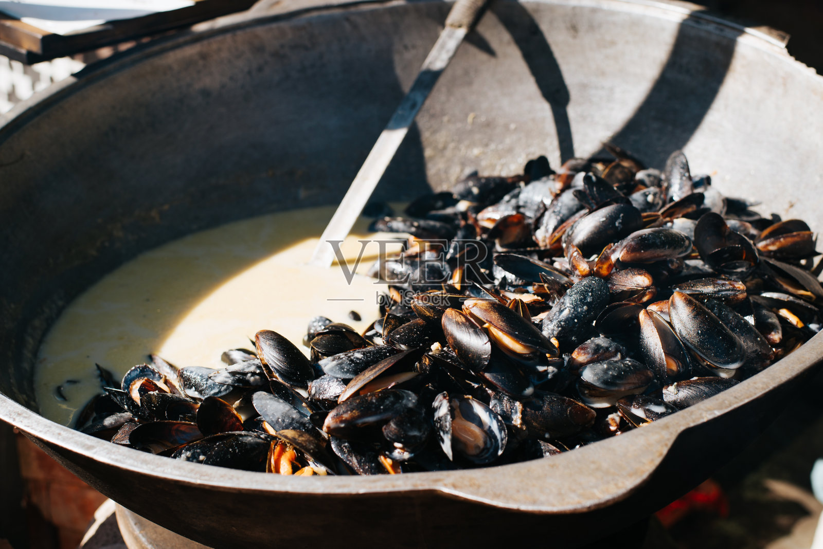 带壳的贻贝在室外淋上奶油酱照片摄影图片