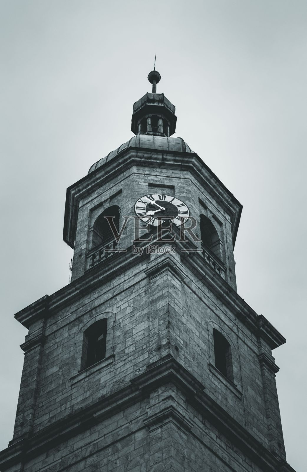 贝希特斯加登(Berchtesgaden)的一座大楼顶上矗立着一座大型钟楼照片摄影图片