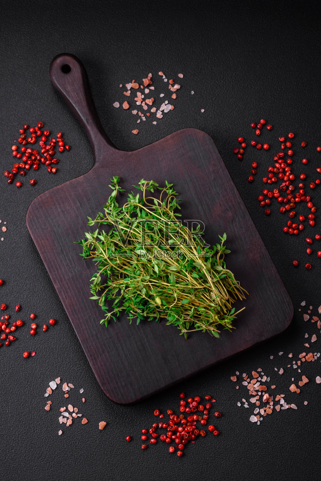 空的砧板，上面放着百里香、香料、盐和香草照片摄影图片