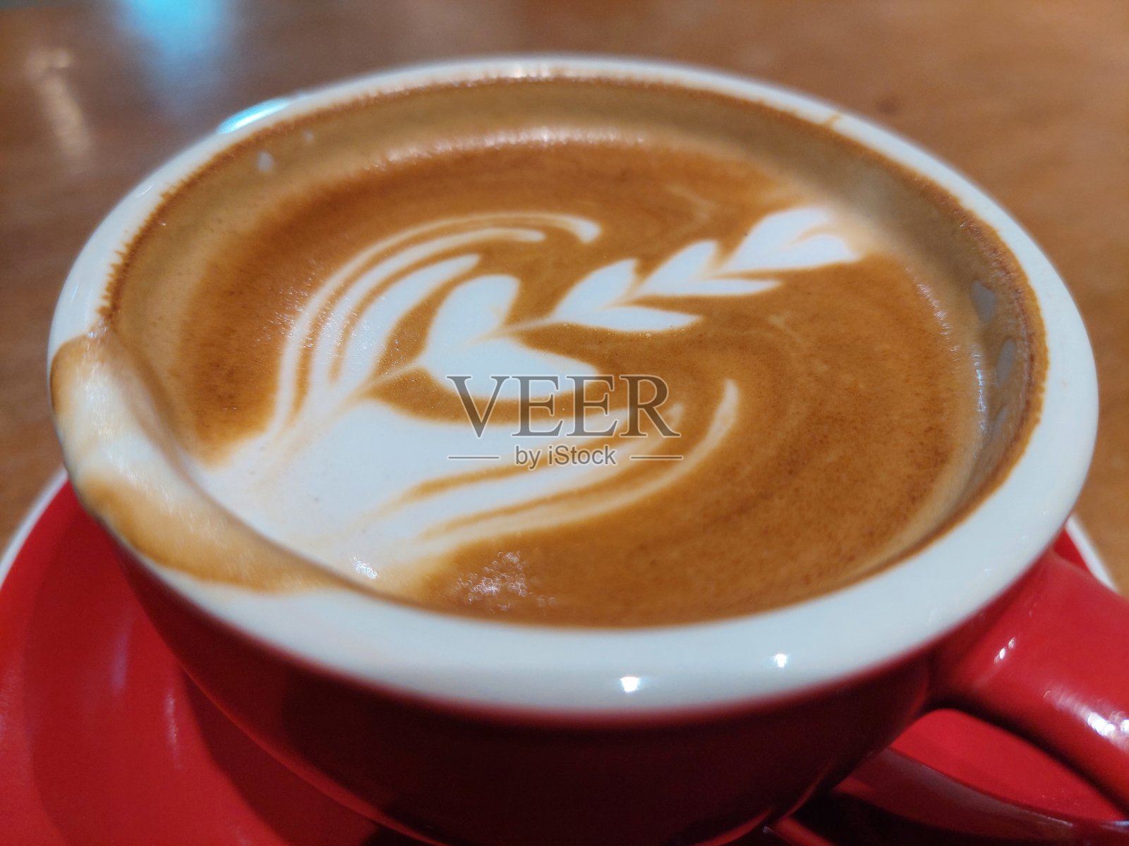 一杯卡布奇诺咖啡照片摄影图片