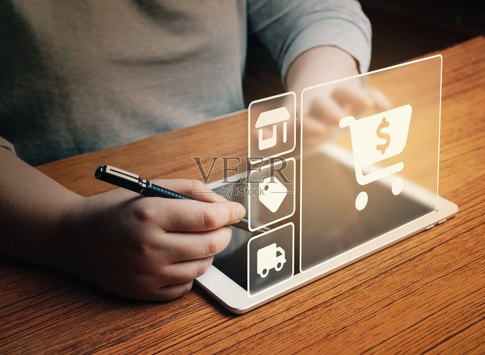 女人用平板电脑网购。照片摄影图片