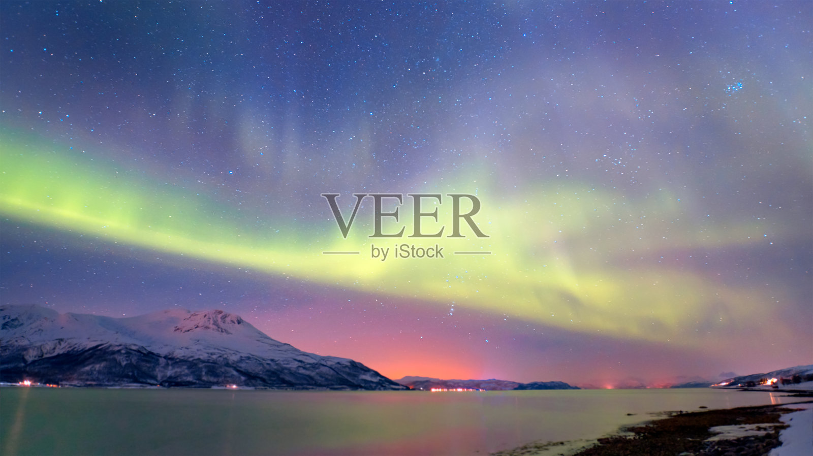 挪威特罗姆瑟上空的北极光照片摄影图片