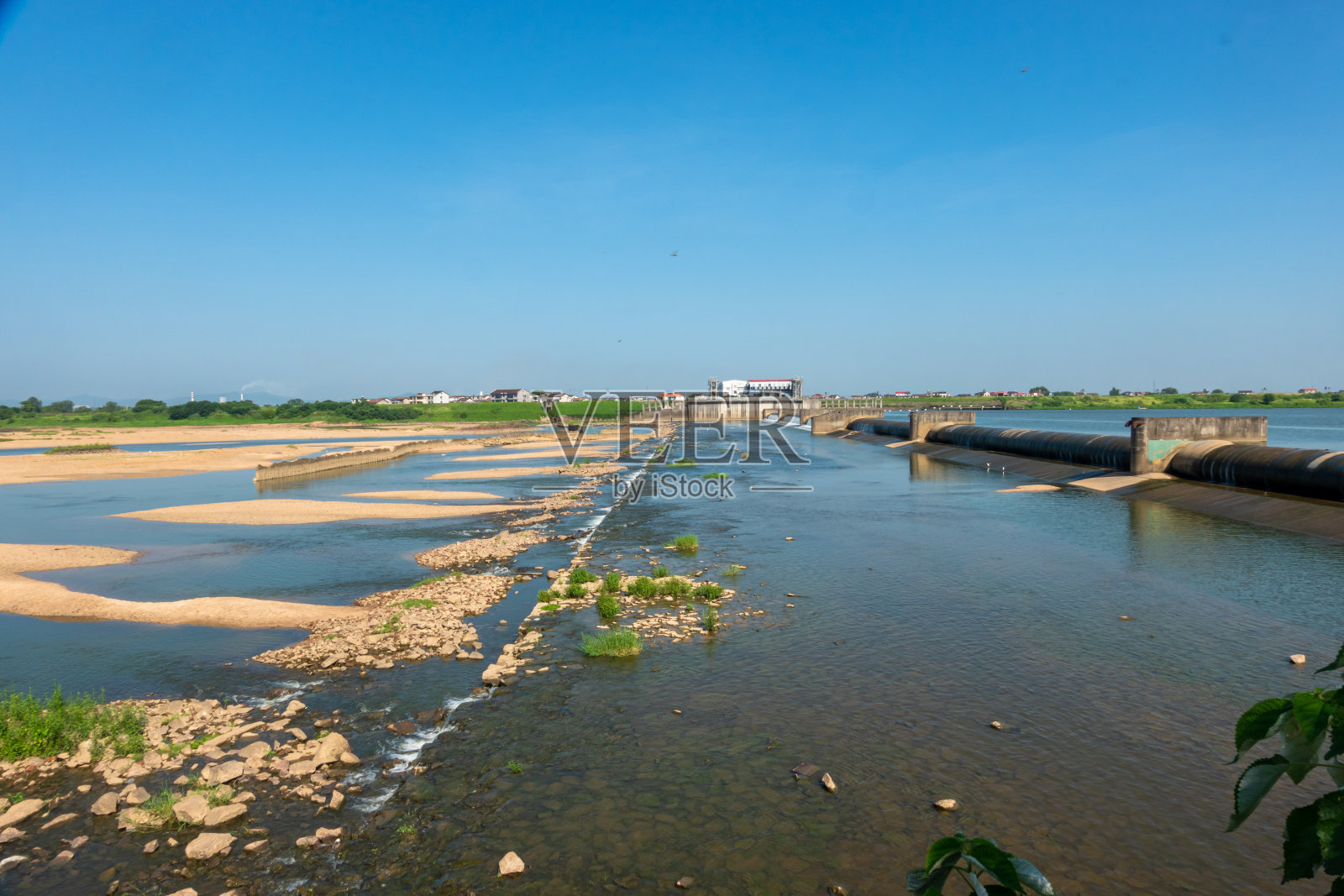 夏天蓝天下的蓝色河流照片摄影图片