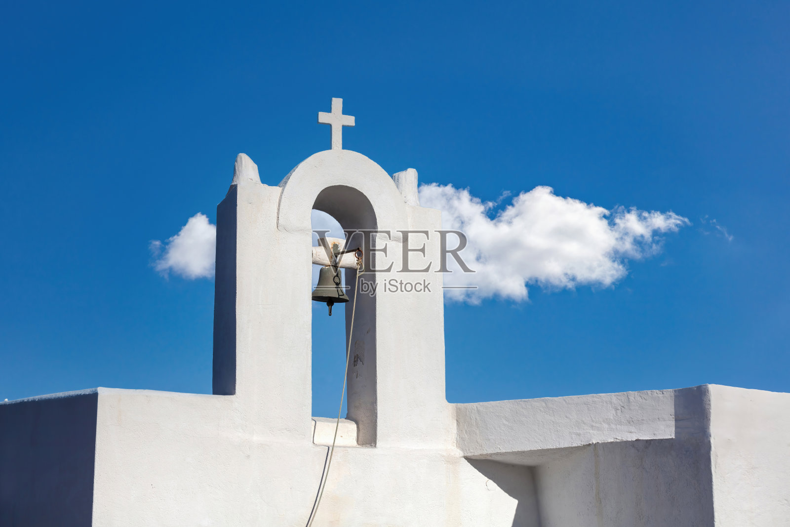 小教堂钟楼，白色教堂屋顶在清澈的蓝天背景照片摄影图片