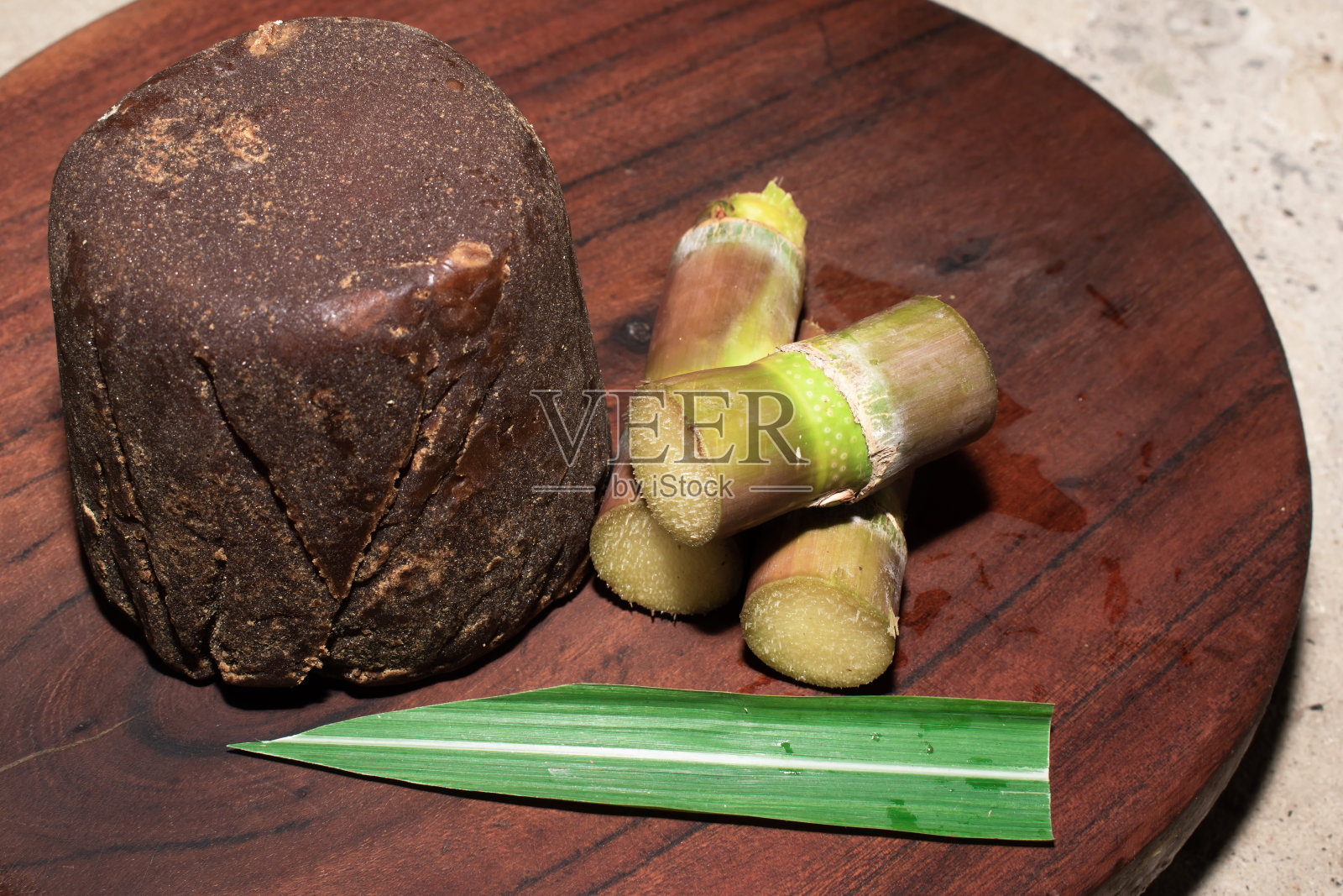 有机粗糖(未精制的糖)和甘蔗木制背景照片摄影图片