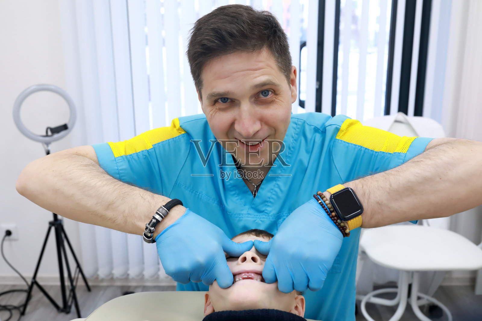 整骨疗法治疗孩子的呼吸系统照片摄影图片