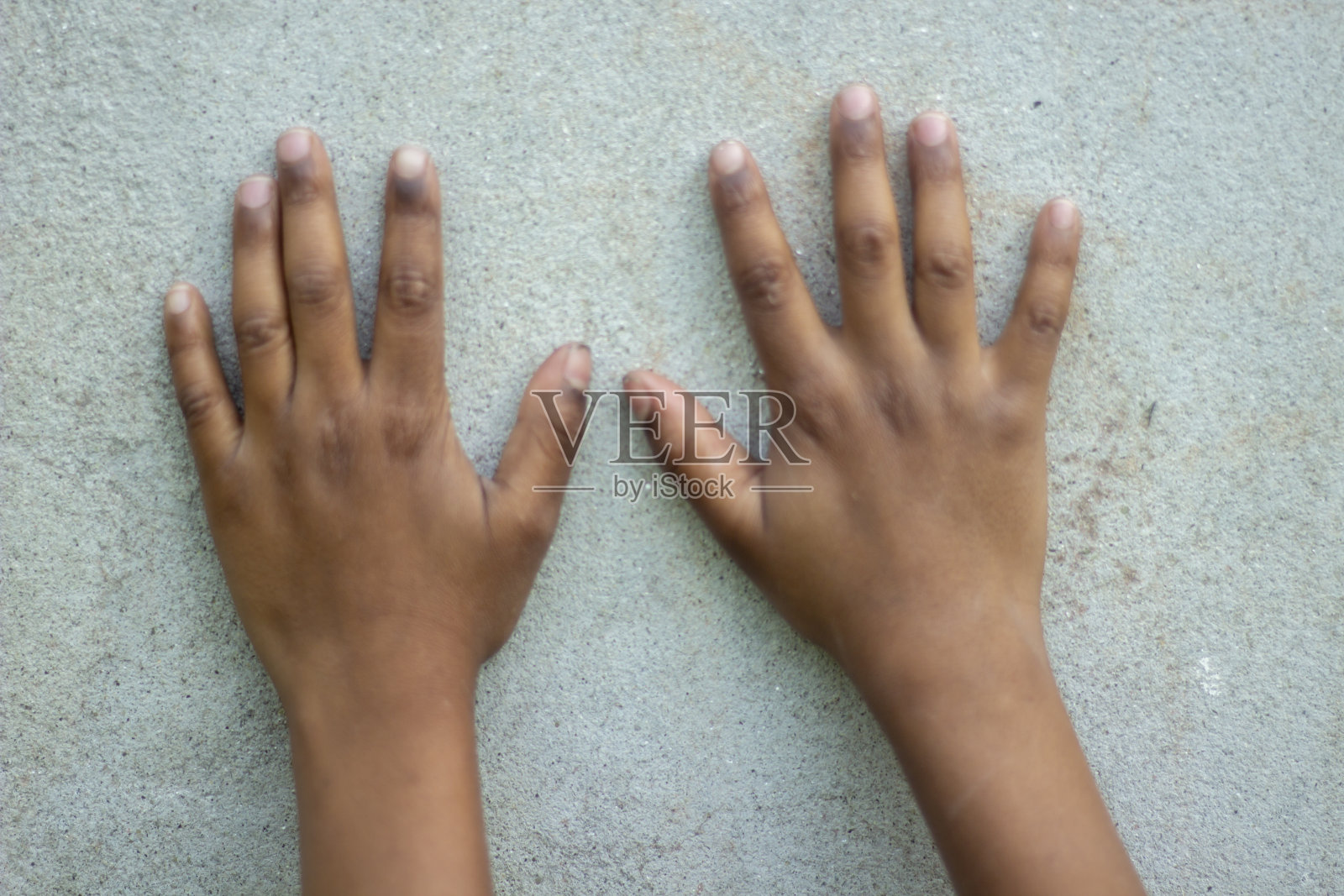 十个手指和两只手放在墙壁背景上照片摄影图片