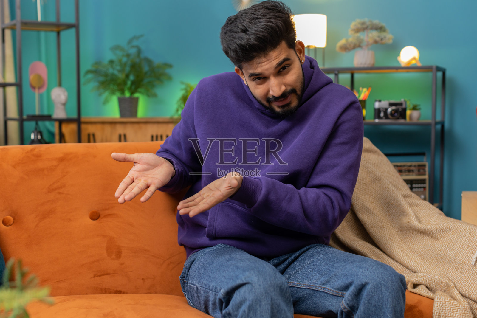 印度人举手问失败的原因，不相信，被家里的麻烦激怒了照片摄影图片