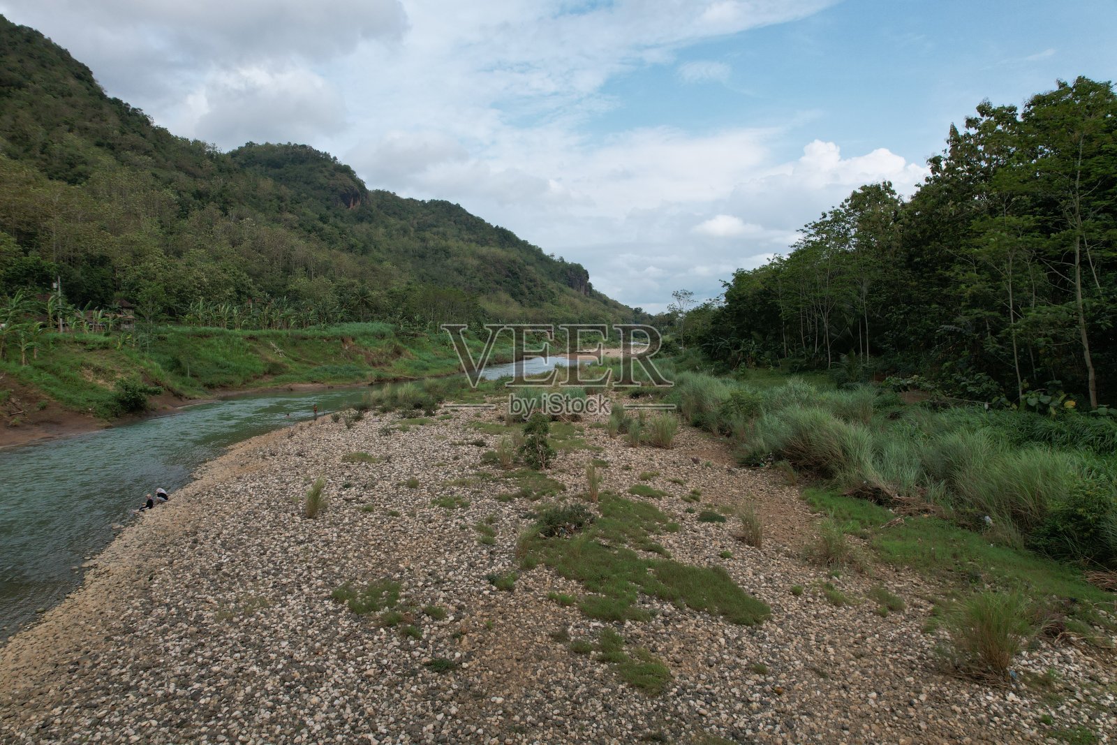 印尼森林里的河流鸟瞰图。山谷里的河流，河岸上有灰色的鹅卵石。热带雨林。照片摄影图片