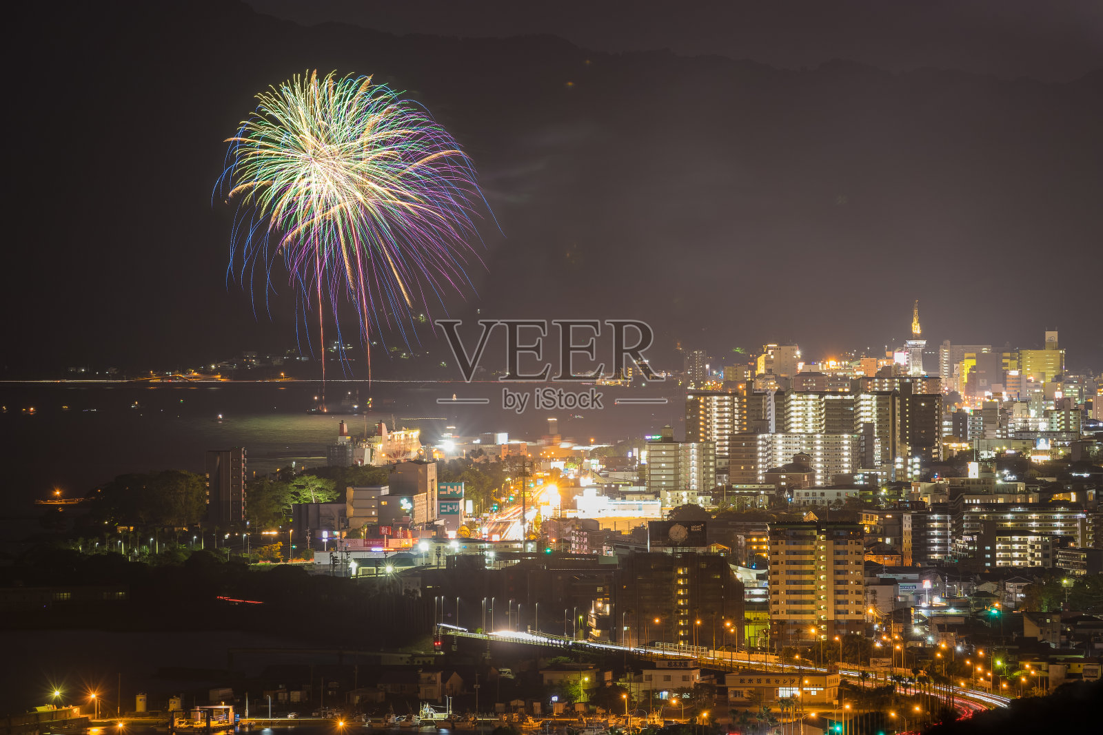日本大分县别府市的夜景和烟花照片摄影图片