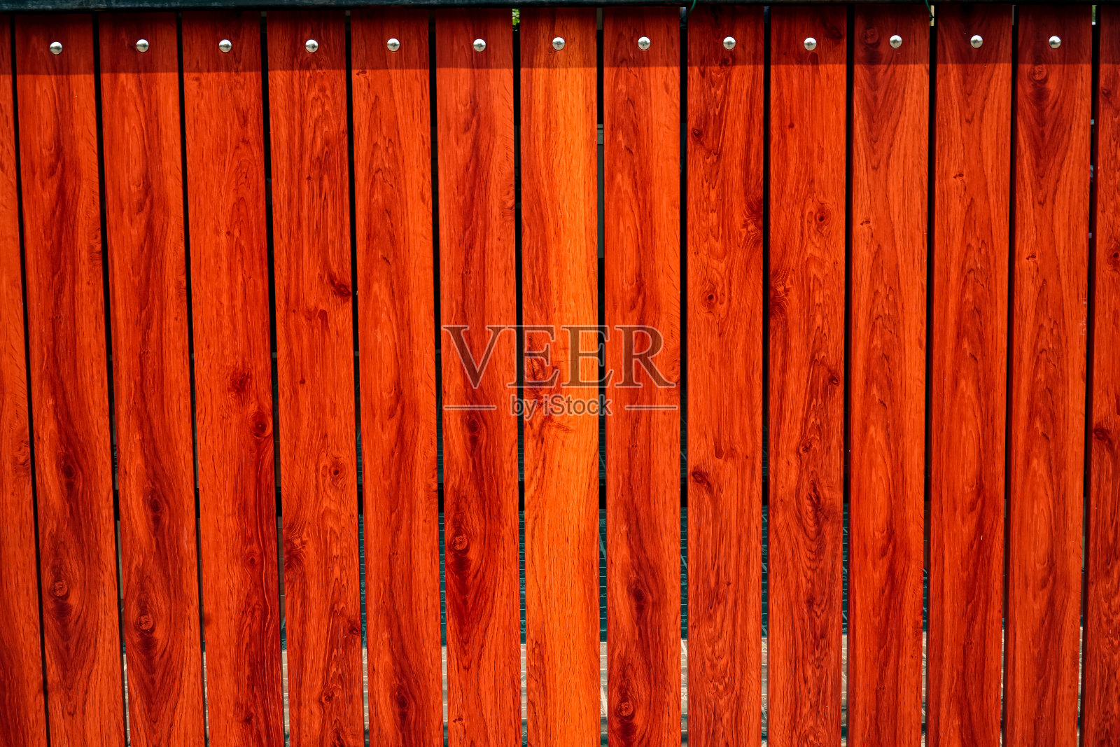 正面视图显示了一个红褐色的房子大门，由轻质耐用的实木制成。照片摄影图片