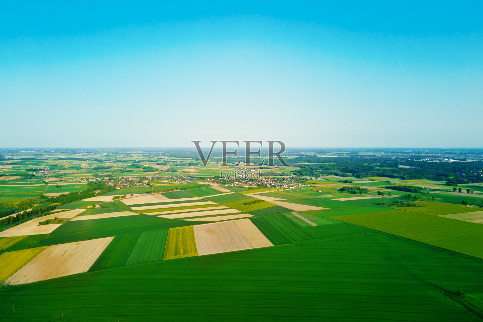 鸟瞰图的农村与农田照片摄影图片