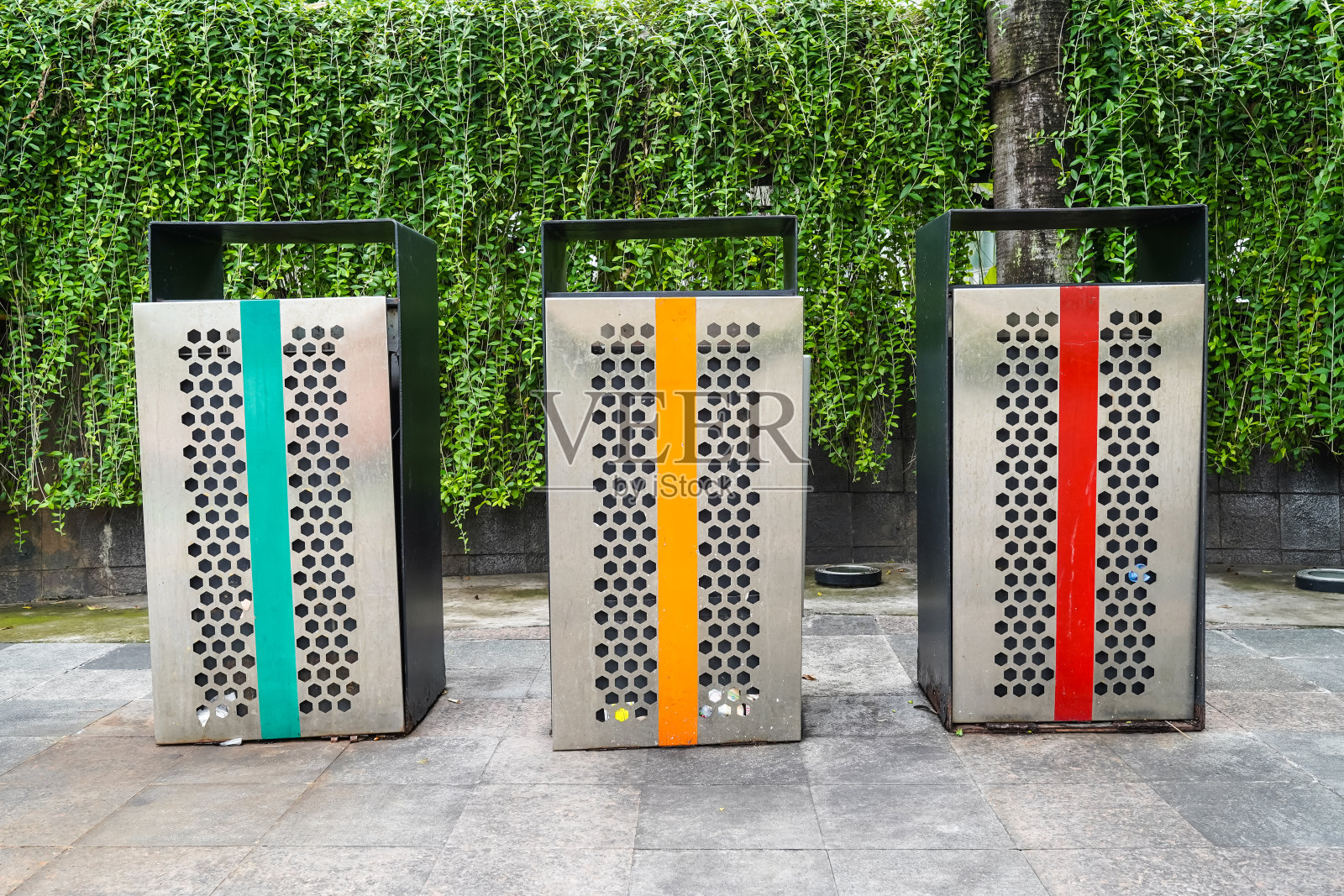 印度尼西亚雅加达市中心苏迪曼街的一个公共场所的户外现代多色垃圾箱，用于收集可回收物、堆肥和垃圾照片摄影图片