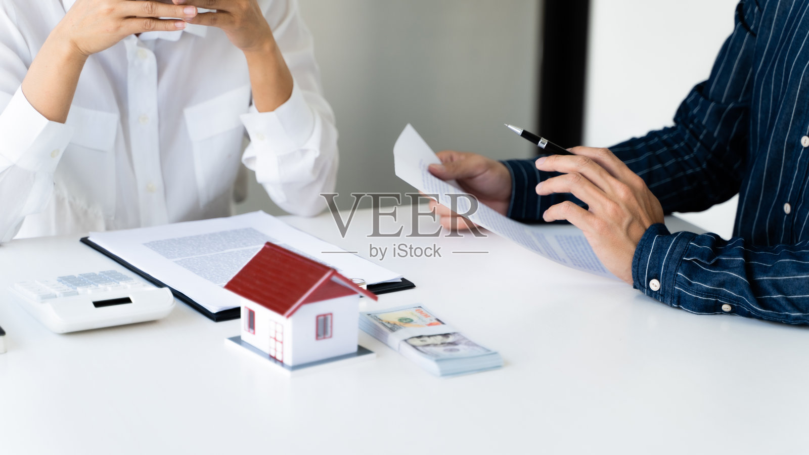 房屋贷款保险：房地产经纪人与客户签订保险协议照片摄影图片