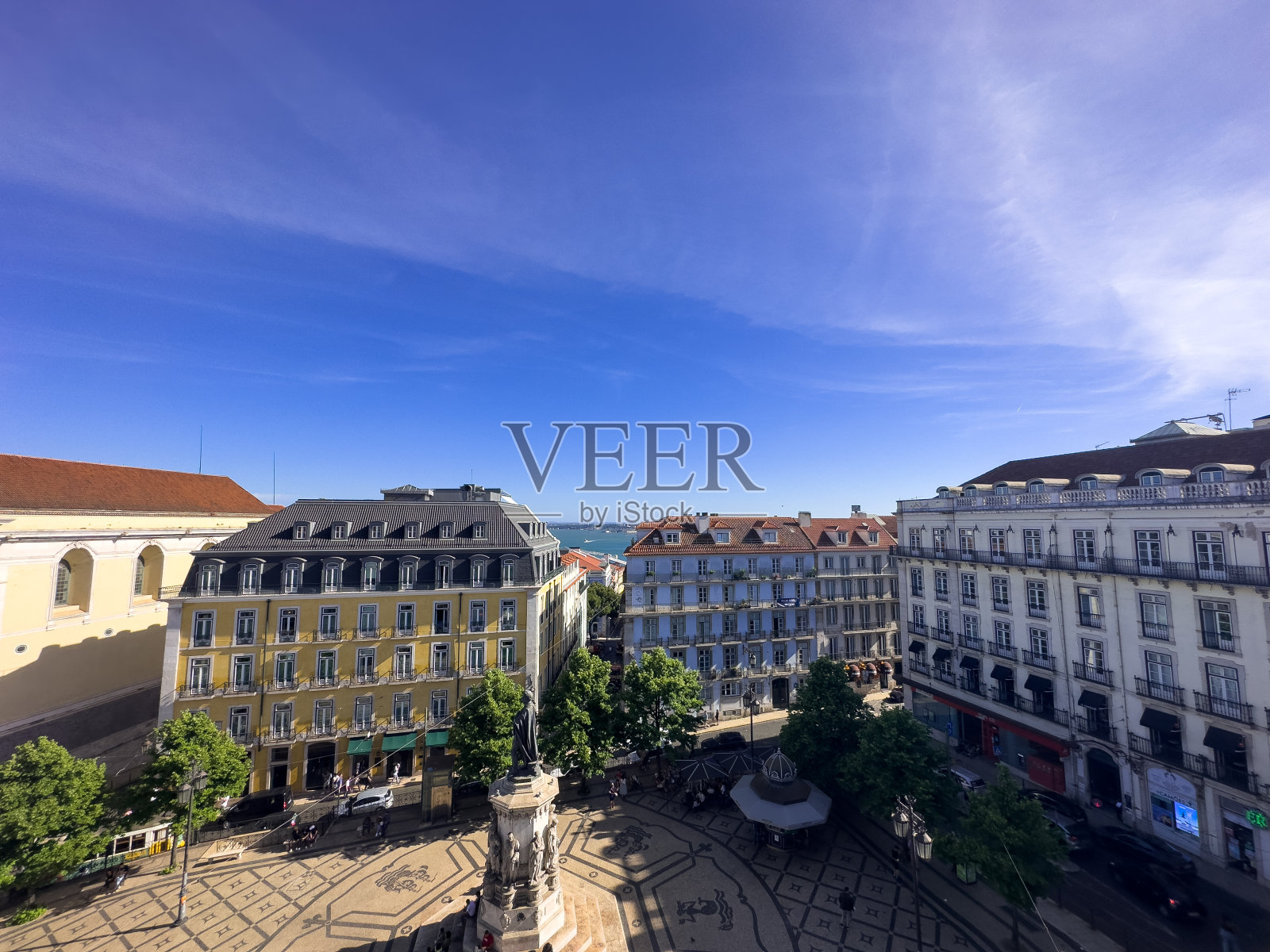 里斯本/葡萄牙- 2023年5月7日:Luís de Camões广场(prapada Luís de Camões)的Camões纪念碑照片摄影图片